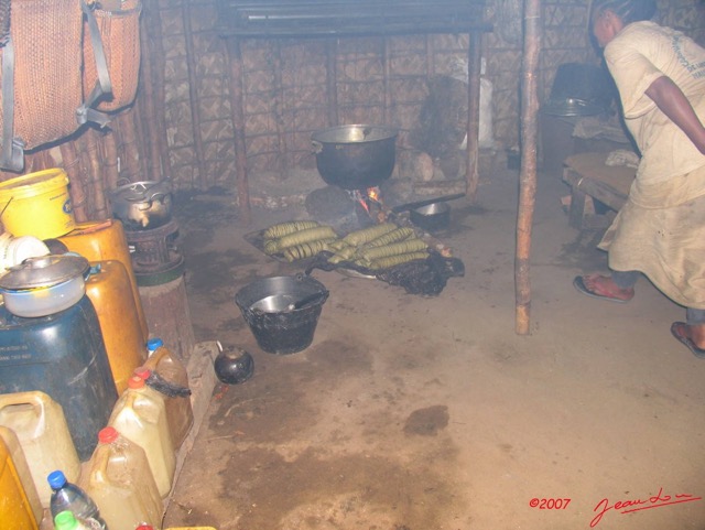 032 OSSELE Fabrication du Manioc IMG_2200WTMK.JPG