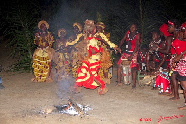 066 BWITI Ndjembe Ceremonie Danseuse au Pagne 9E5KIMG_50964wtmk.jpg