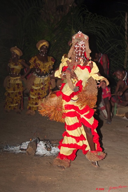 072 BWITI Ndjembe Danseuse au Pagne 9E5KIMG_50956wtmk.jpg