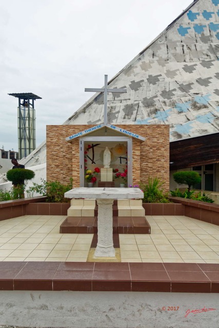 003 Libreville Eglise Saint-Pierre Statue Sainte-Therese de Lisieux 17RX104DSC_102148_DxOLumwtmk.jpg