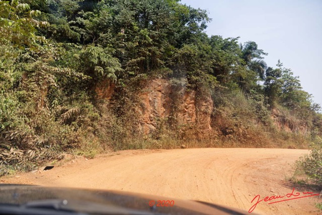 103 Piste Alembe-Offoue 04 Laterite et Vegetation 20E5M3IMG_200107153313_DxOwtmk 150k.jpg