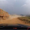111 Piste Alembe-Offoue 04 Croisement Camion et Poussiere 20E5M3IMG_200107153331_DxOwtmk 150k.jpg