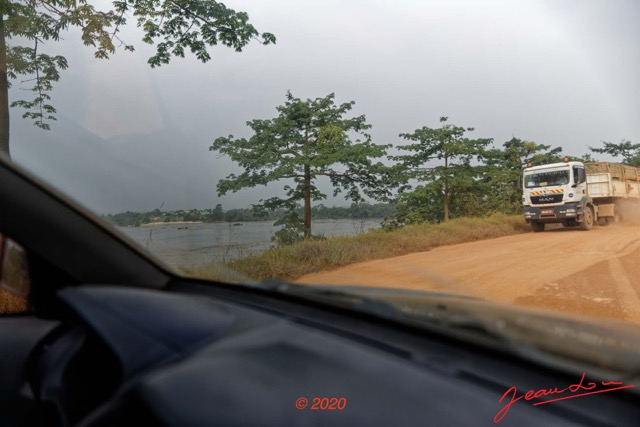 113 Piste Alembe-Offoue 04 La Lope Vue sur le Grand Hotel et Camion 20E5M3IMG_200107153335_DxOwtmk 150k.jpg