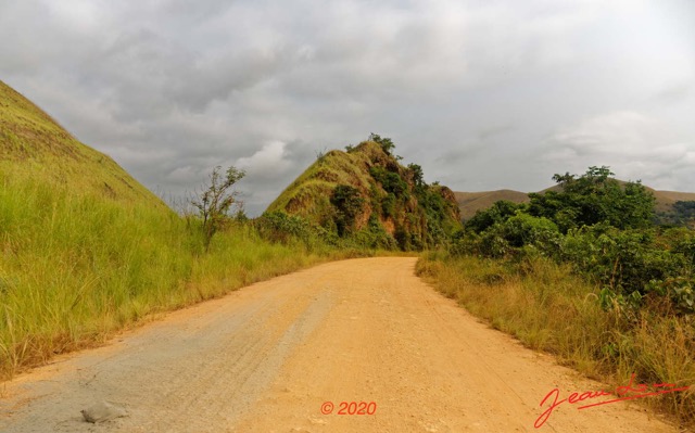 133 Piste Offoue-Alembe 05 Savane et Vegetation avec Rocher 20E5M3IMG_200122154106_DxOwtmk 150k.jpg