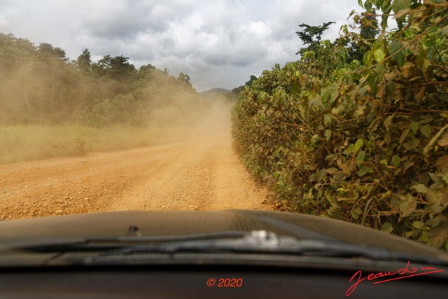 162 Piste Offoue-Alembe 05 Laterite Camion et Poussiere 20E5M3IMG_200122154193_DxOwtmk 150k.jpg