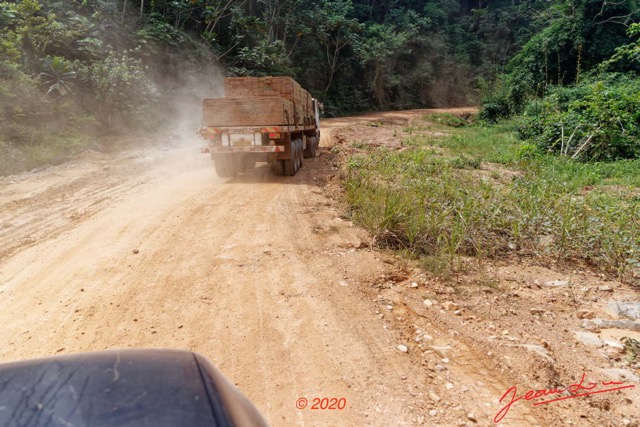 217 Piste Offoue-Alembe 05 Camion avec Planches et Poussiere 20E5M3IMG_200122154354_DxOwtmk 150k.jpg