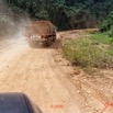 217 Piste Offoue-Alembe 05 Camion avec Planches et Poussiere 20E5M3IMG_200122154354_DxOwtmk 150k.jpg