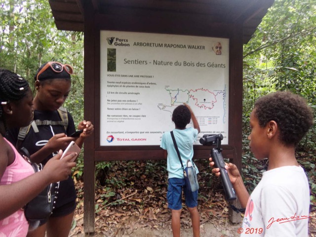 070 ARBORETUM Raponda-Walker 2 Plan Balise et Famille 19OlympusTG4IMG_190413104130008_DxOwtmk 150k.jpg