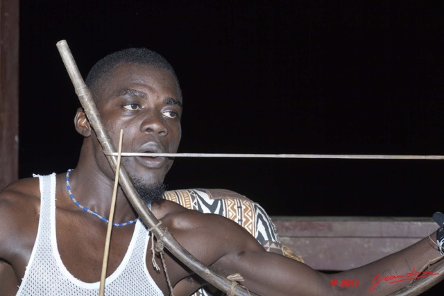 003 Moukalaba 2 DOUSSALA Joueur Arc Musical 11E5K2IMG_72600wtmk.jpg.jpg