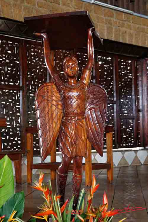 Saint-Michel-de-NKEMBO-2-la-Cathedrale-Interieur-avec-Sculpture-en-Bois-Archange-20E80DIMG_201228146453_DxOwtmk-web