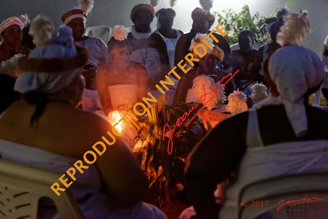 038 IVANGA la Danse la Ceremonie l_Initie et la Torche 17E5K3IMG_124094_DxOawtmkRepInterdite.jpg