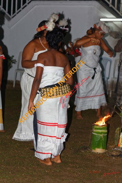 066 IVANGA la Danse la Ceremonie Danseuse Ceinture et Torche 17E5K3IMG_124282_DxOwtmkRepInterdite.jpg