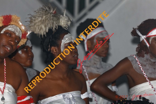 069 IVANGA la Danse la Ceremonie Coiffure et Maquillage 17E5K3IMG_124287_DxOwtmkRepInterdite.jpg