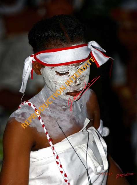 085 IVANGA la Danse la Troisieme Ceremonie Maquillage et Coiffure 17E5K3IMG_124329_DxOawtmkRepInterdite.jpg