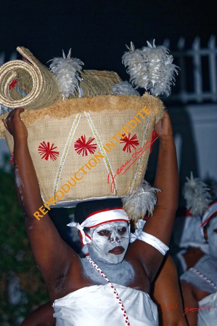 086 IVANGA la Danse la Troisieme Ceremonie Panier Maquillage et Coiffure 17E5K3IMG_124332_DxOawtmkRepInterdite.jpg