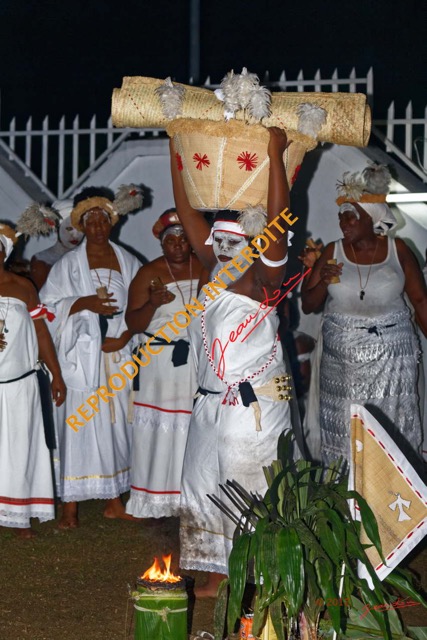 087 IVANGA la Danse la Troisieme Ceremonie Panier Maquillage et Coiffure 17E5K3IMG_124333_DxOawtmkRepInterdite.jpg