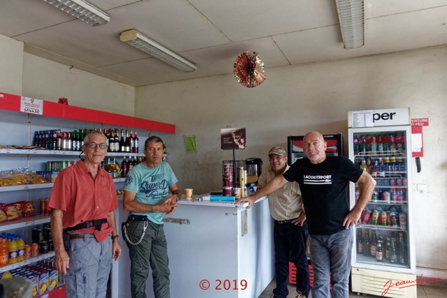 019 DJIDJI 1 Winerparc J1 Cafe a Ndjole JLA Stephane Philippe et Philippe 18RX103DSC_1809291006347_DxOwtmk 150k.jpg