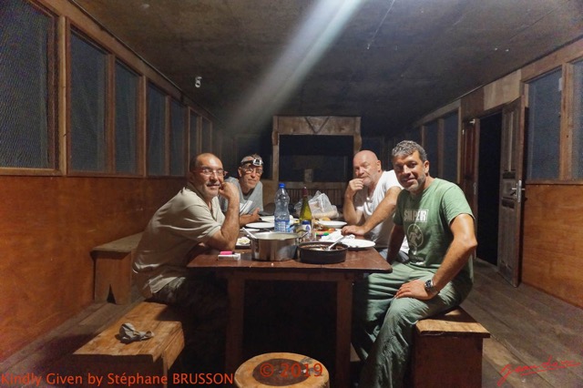 055 DjiDji 1 Bai de LANGOUE 3 J6 le Campement le Soir le Repas SB 18a7SteBruDSC_1809261005140_DxOwtmk 150k.jpg