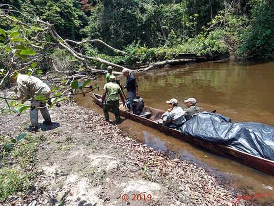 DJIDJI-1-Descente-J3-Pirogue-Navigation-Blocage-Total-Riviere-par-Arbre-Mort-12-Arret-sur-la-Plage-18OlymT4DSC_18092910P9230176_DxOwtmk-250k-Web