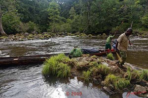 DJIDJI-1-Descente-J5-Passage-Dangereux-Rapides-17-Navigation-Prudente-dans-la-Riviere-18E5K3IMG_180929138567_DxOwtmk-250k-web