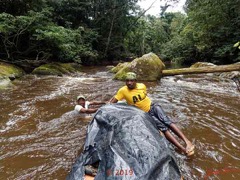 DJIDJI-1-Descente-J3-Pirogue-Passage-Dangereux-Rapides-3-Equipe-au-Travail-18OlymT4DSC_18092910P9230146_DxOwtmk-250k-web