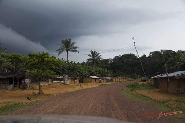 037 MOUYANAMA Village et Orage dans le Chaillu 12E5K2IMG_74258wtmk.jpg