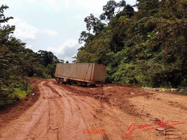 135 Piste des Abeilles 04 Mikouyi - La Lope Bourbier Ancien avec Plateau Camion et Container Accidente 20OsmoPoDJI_200121100478_DxOwtmk 150k.jpg