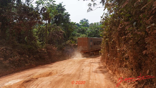 188 Piste des Abeilles 04 Mikouyi - La Lope Camion avec Container et Poussiere 20E5M3IMG_200121153804_DxOwtmk 150k.jpg