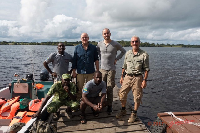 022 LOANGO 3 la Riviere REMBO NGOVE Loango Lodge Equipe au Depart Guides Loic Edouard et JLA 16RX104DSC_1000599_DxOwtmk.jpg