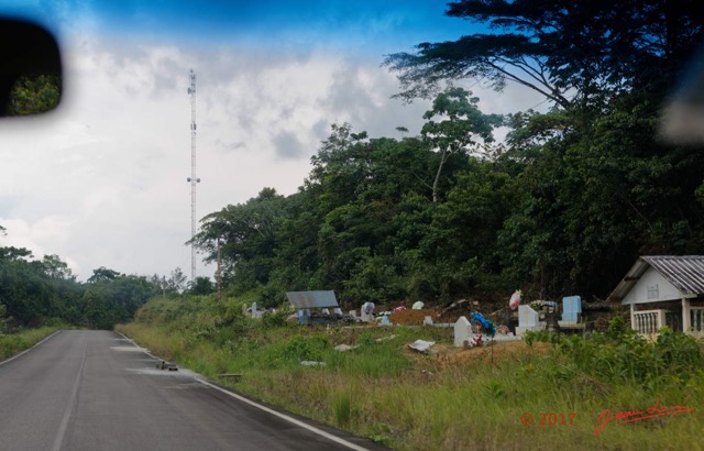 009 LOANGO 3 Franceville-Lambarene Route vers Okondja Cimetiere 16E5K3IMG121072_DxOawtmk.jpg