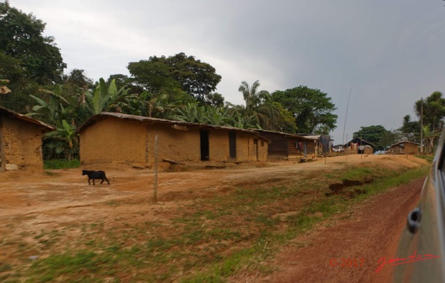 032 LOANGO 3 Franceville-Lambarene Piste vers Makokou Village 16E5K3IMG121133_DxOawtmk.jpg
