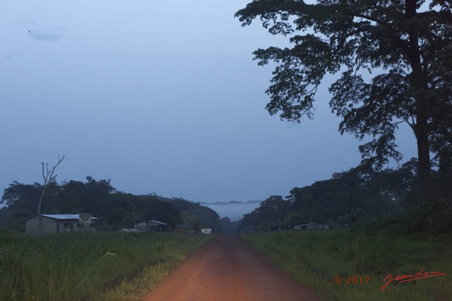 034 LOANGO 3 Franceville-Lambarene Piste vers Makokou Village le Soir 16E5K3IMG121143wtmk.jpg