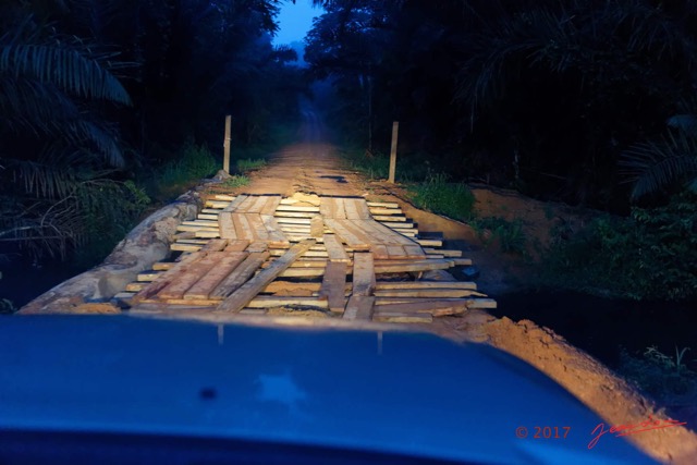 035 LOANGO 3 Franceville-Lambarene Piste vers Makokou Pont la Nuit 16E5K3IMG121151_DxOawtmk.jpg
