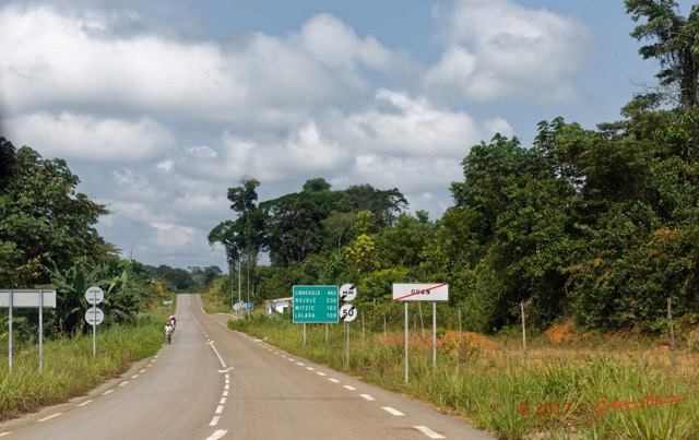 092 LOANGO 3 Franceville-Lambarene Route vers Lalara Ovan Sortie 16E5K3IMG_121250_DxOawtmk.jpg