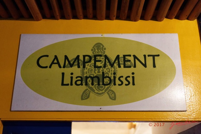 024 LOANGO 3 LIAMBISSI le Campement le Soir Entree Panneau 16E5K3IMG_121610_DxOwtmk.jpg
