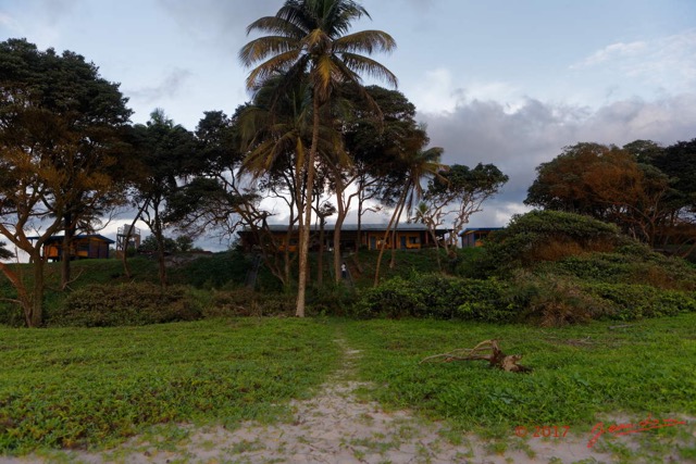 063 LOANGO 3 LIAMBISSI le Campement le Soir la Plage Vue sur le Batiment Principal 16E5K3IMG_121963_DxOawtmk.jpg