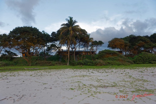 064 LOANGO 3 LIAMBISSI le Campement le Soir la Plage Vue sur le Batiment Principal 16E5K3IMG_121997_DxOawtmk.jpg