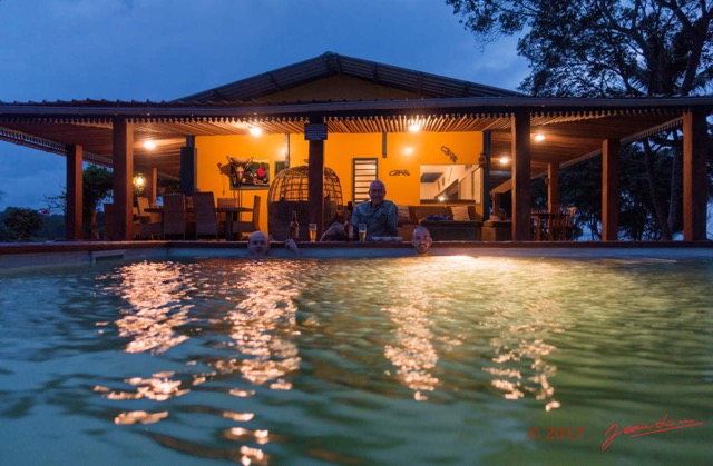 071 LOANGO 3 LIAMBISSI le Campement le Soir la Piscine Biere Edouard Loic et JLA 16RX104DSC_1000542-Mod_DxOawtmk.jpg