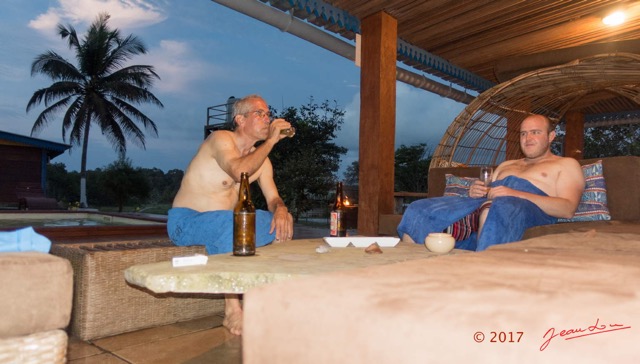 073 LOANGO 3 LIAMBISSI le Campement le Soir la Piscine la Biere Loic et JLA 16RX104DSC_1000596-Modifierwtmk.jpg