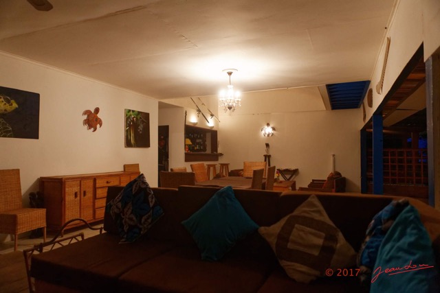 077 LOANGO 3 LIAMBISSI le Campement le Soir la Piscine le Salon Interieur 16E5K3IMG_121618_DxOwtmk.jpg