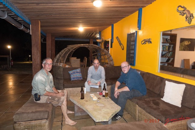 082 LOANGO 3 LIAMBISSI le Campement le Soir le Salon Exterieur Biere Edouard Loic et JLA 16RX104DSC_1000550_DxOwtmk.jpg