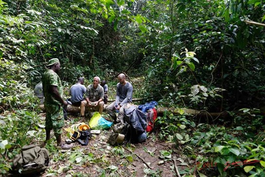 LOANGO-3-Inyoungou-Sounga-Marche-en-Foret-Arret-Repas-16E5K3IMG_122265_DxOawtmk-WEB