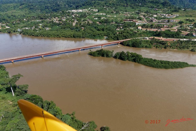 082 ULM Lastourville 1 le Vol la Foret le Fleuve Ogooue et la Ville avec le Pont 17E5K3IMG_123303_DxOawtmk.jpg