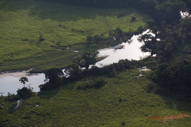 065 Haut-Ogooue Vu du Ciel 3 Moupia Bai Mpughu Bandjogo avec Elephants 12E5K2IMG_73252wtmk.jpg