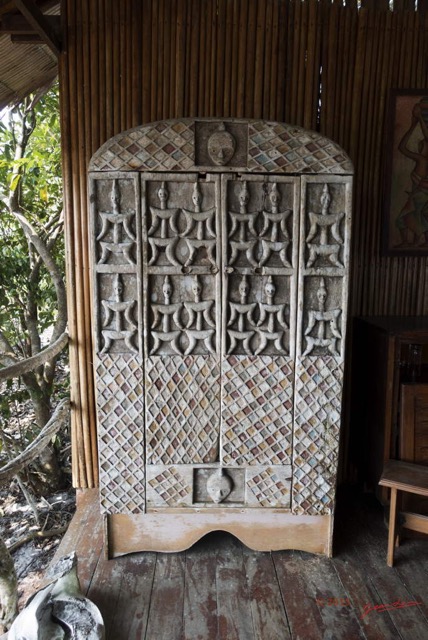 071 LOANGO 2 Tassi le Bungalow Principal le Hall Armoire 15RX103DSC_1101601wtmk.jpg