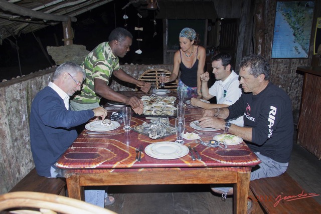 047 LOANGO ENAMINO la Table le Soir avec Philippe et Nanou 12E5K2IMG_77055wtmk.jpg