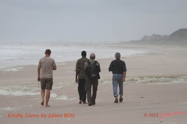 103 Loango Enamino Marche sur la Plage IMG_103894awtmk.jpg
