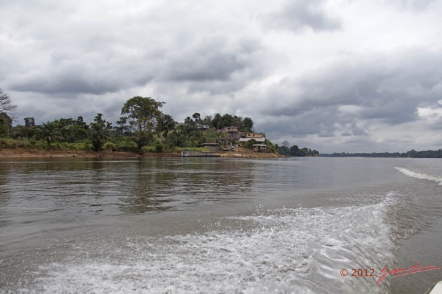 028 LOANGO Fleuve Ogooue Village sur la Berge 12E5K2IMG_76823wtmk.jpg