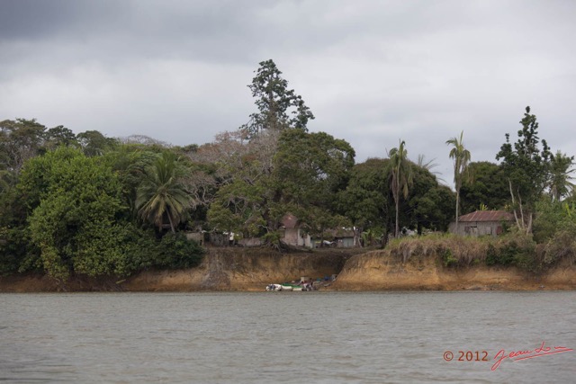 104 LOANGO Fleuve Ogooue Village sur la Berge 12E5K2IMG_79584wtmk.jpg