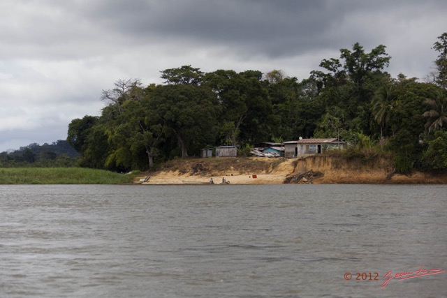 105 LOANGO Fleuve Ogooue Village sur la Berge 12E5K2IMG_79585wtmk.jpg